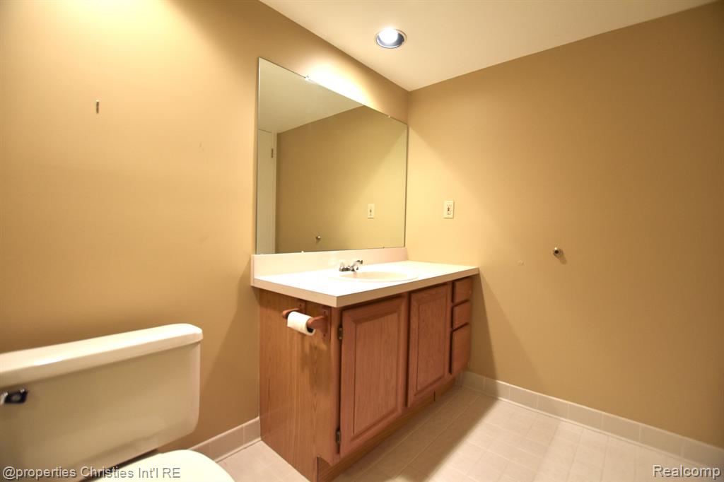 1752 S HILL Boulevard, Bloomfield Hills, MI 48304 — Photo 35