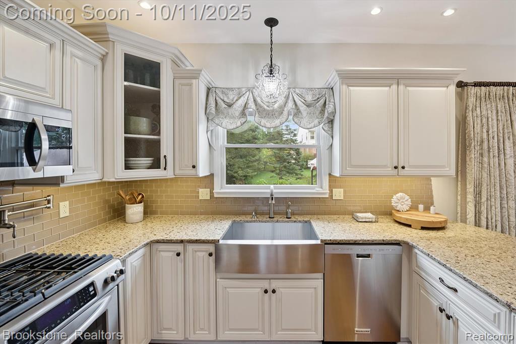 9079 Woodgrove Drive, Plymouth, MI 48170 — Photo 18