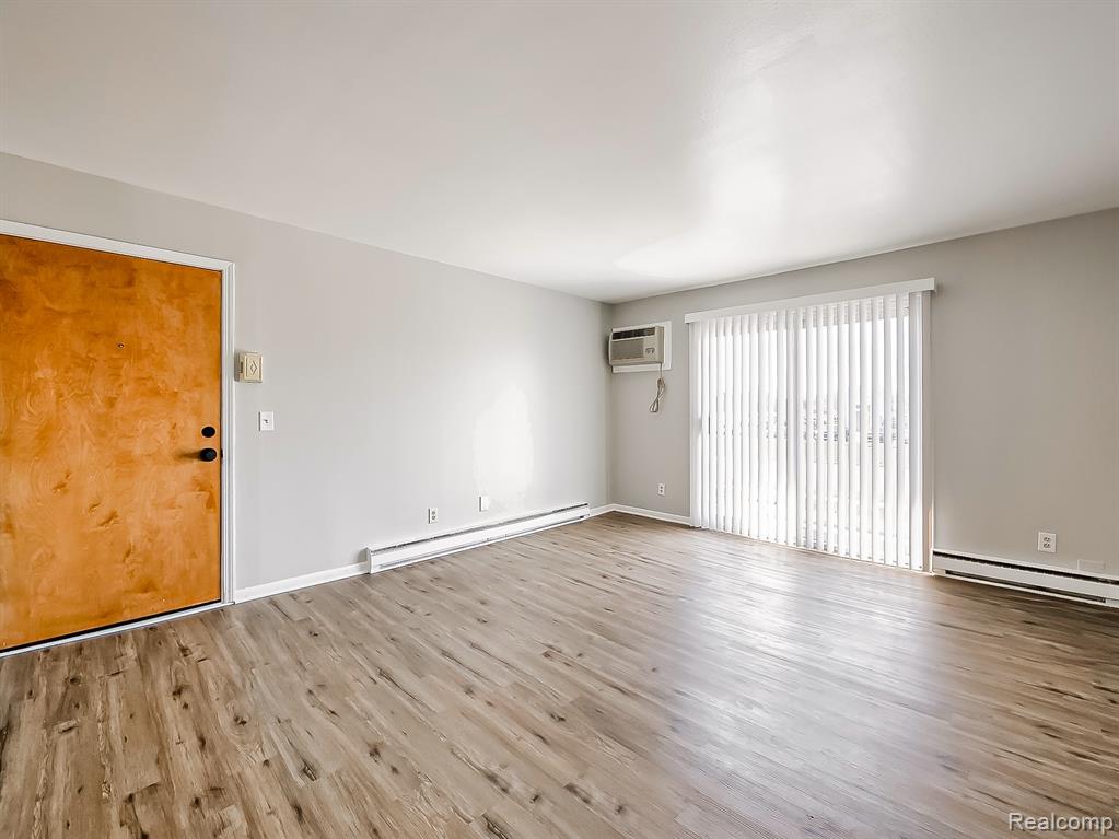 825 S Grand Avenue, Fowlerville, MI 48836 — Photo 2