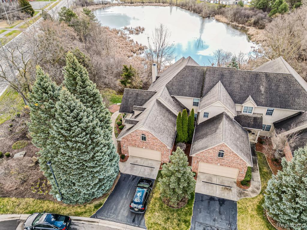 8011 WOODSTONE Drive, Grand Blanc, MI 48439 — Photo 2
