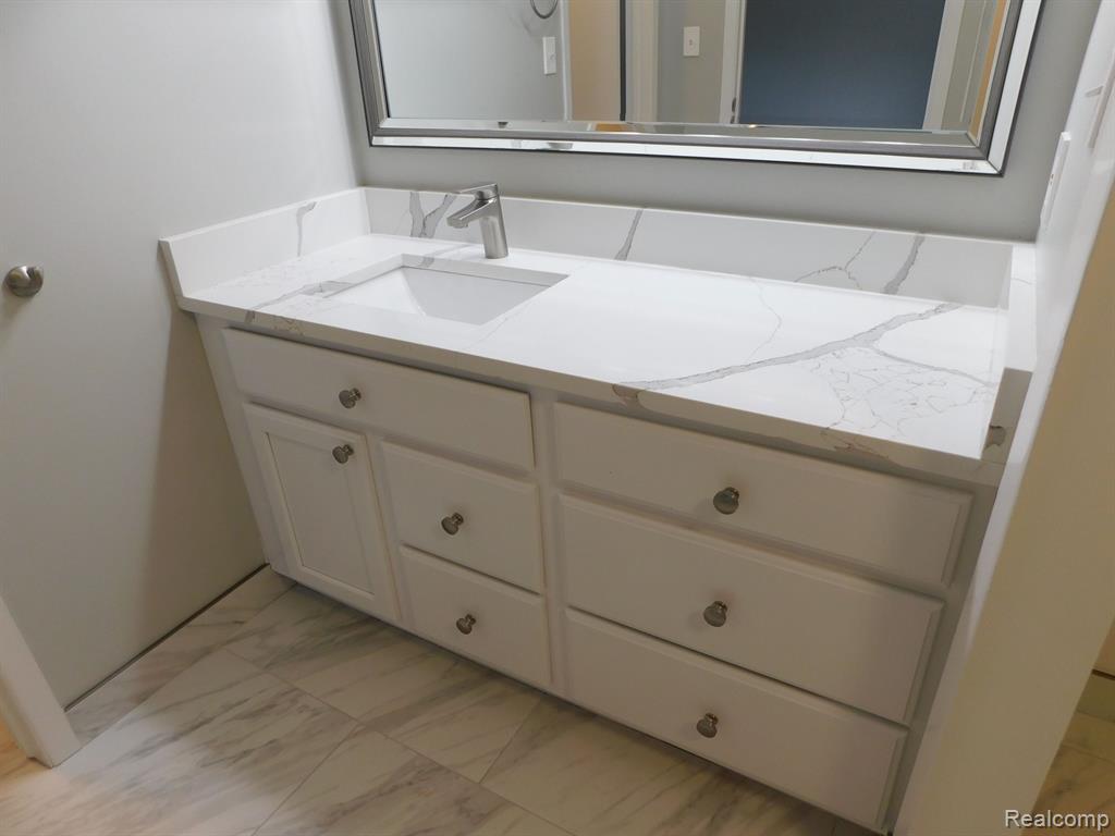 5606 DRAKE HOLLOW Drive W, West Bloomfield, MI — Photo 38