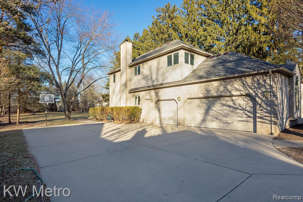 685 TRINWAY Drive, Troy, MI 48085 — Photo 45