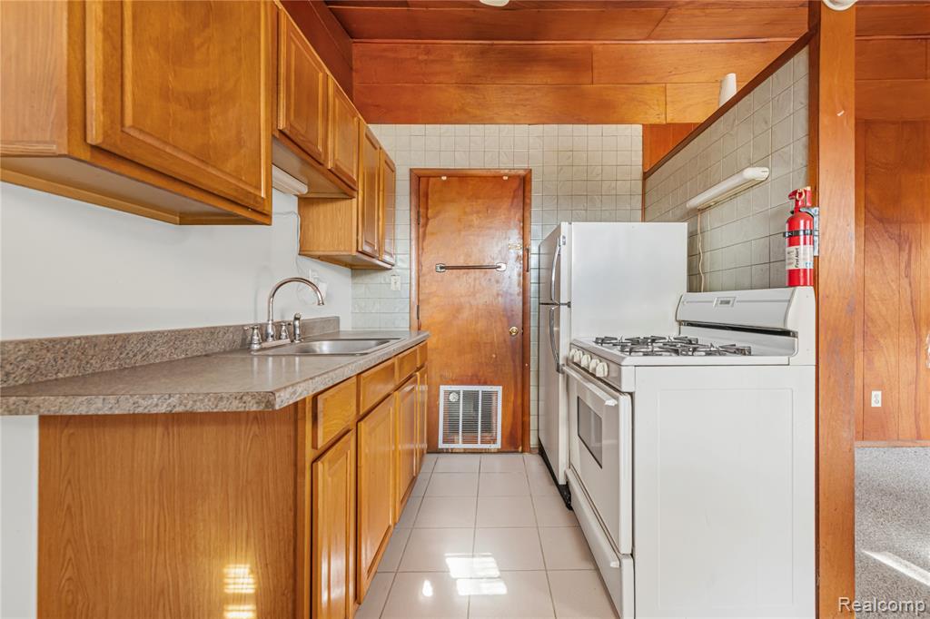 18676 Vreeland Road, Woodhaven, MI 48183 — Photo 31