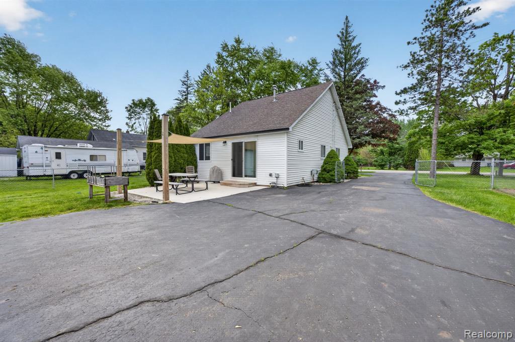 6354 Lapeer Road, Burton, MI 48509 — Photo 29