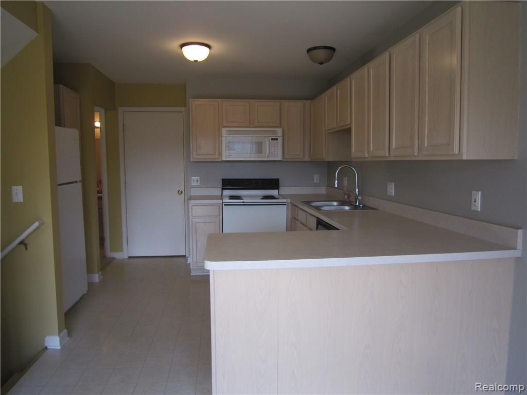 1069 CALPERNIA, Wixom, MI 48393 — Photo 10