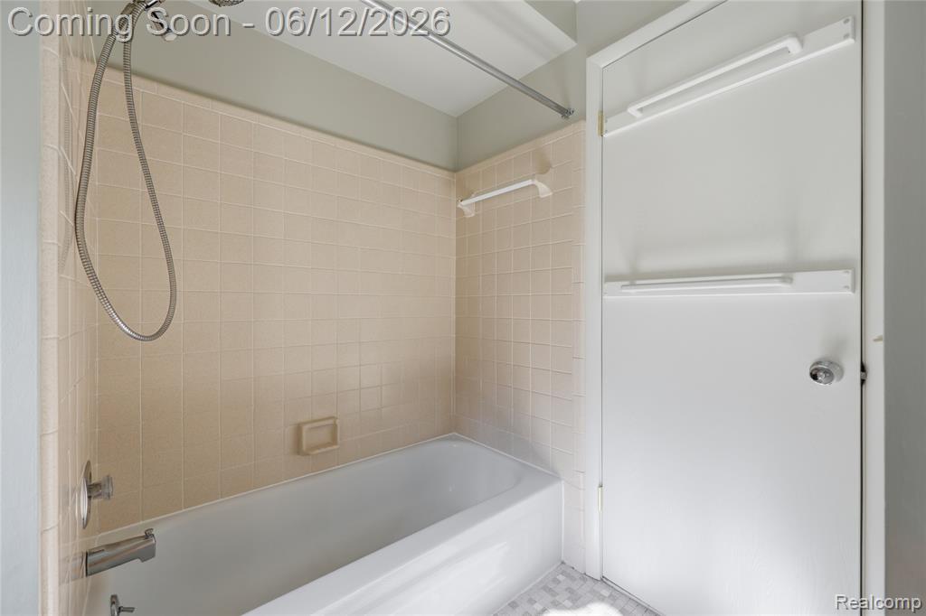 640 Longfellow Drive, Troy, MI 48085 — Photo 23
