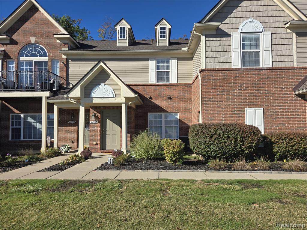 27605 Hidden Oaks Drive, Trenton, MI 48183
