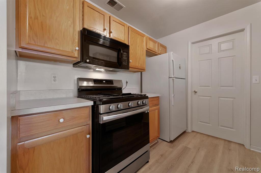 46254 CAVALIER Drive, Macomb, MI 48044 — Photo 16