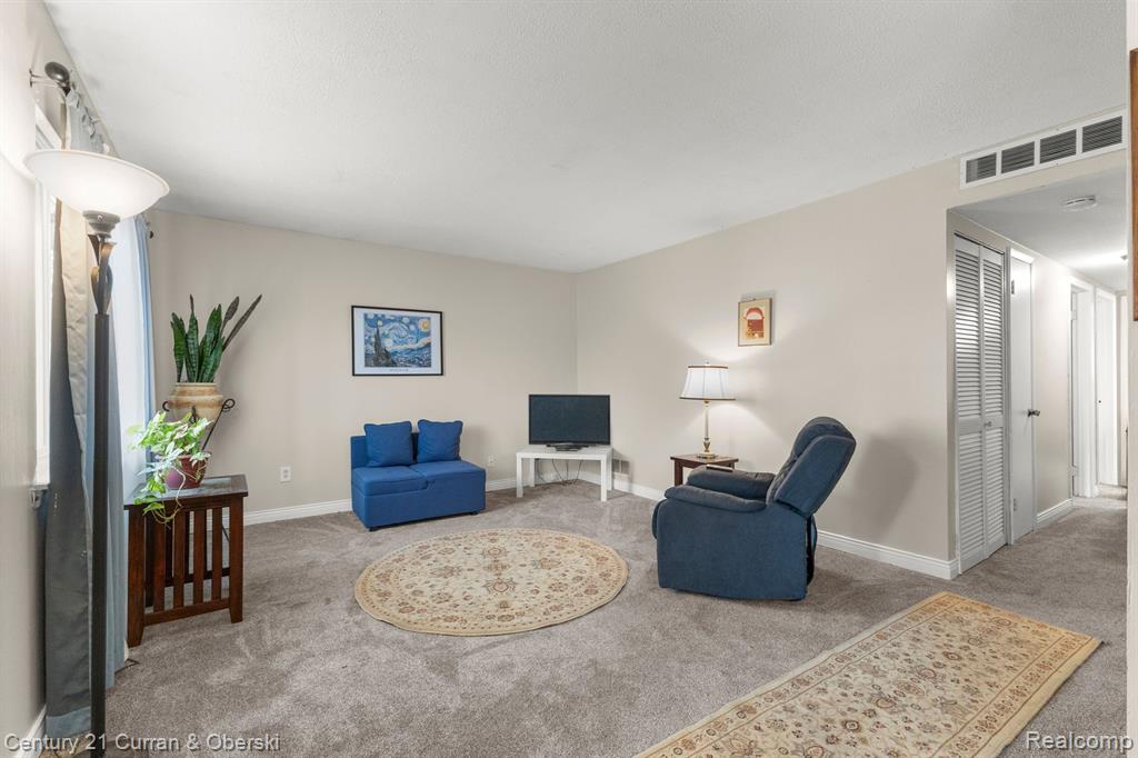 4928 RAYMOND Avenue, Dearborn Heights, MI 48125 — Photo 4