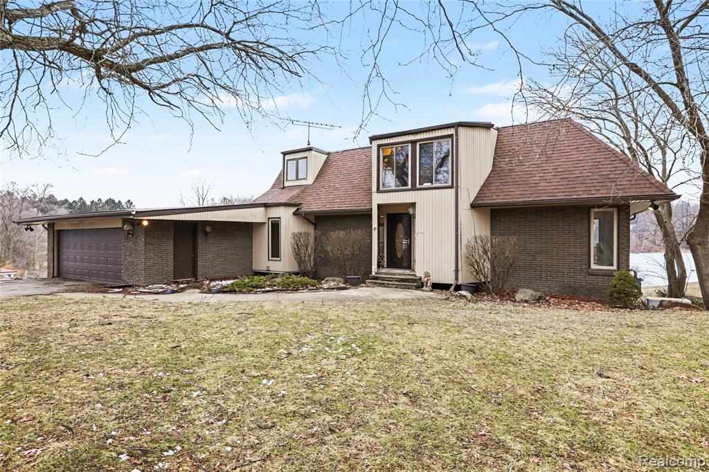 13490 Lakebrook Drive, Fenton, MI 48430