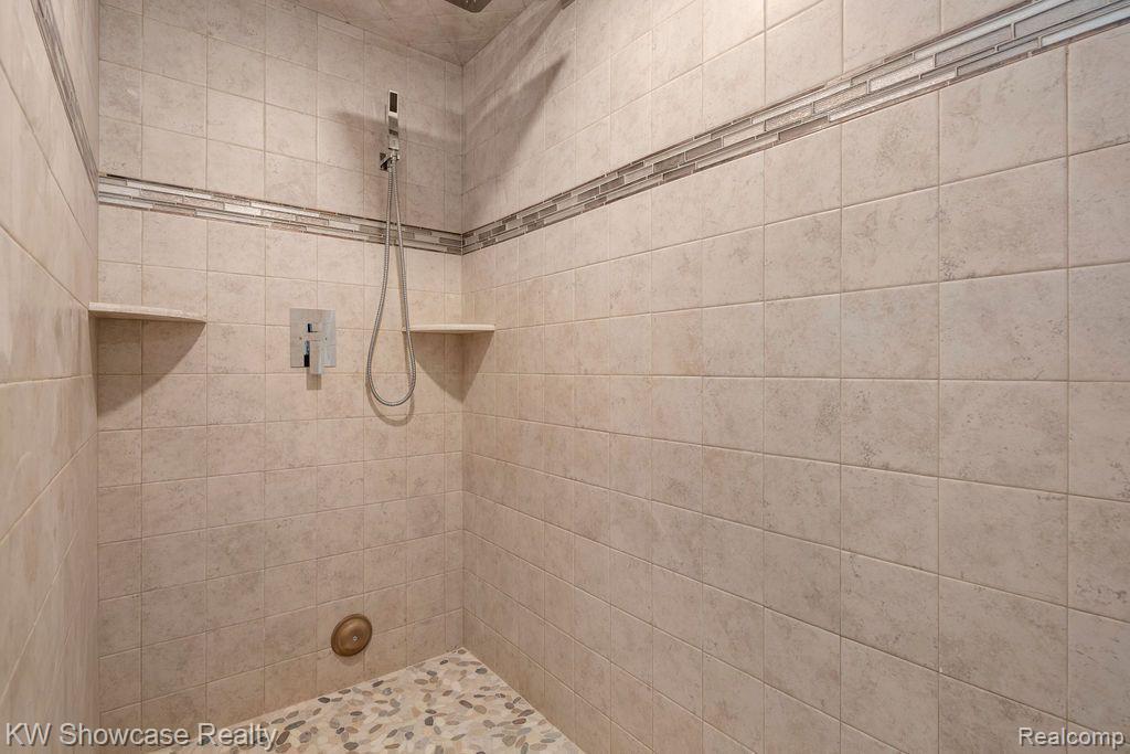6061 TURNBERRY Drive, Commerce Twp, MI 48382 — Photo 49
