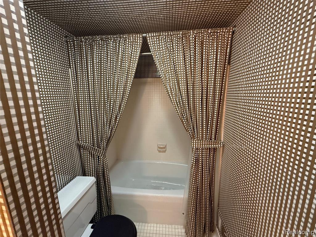 7122 Pebble Park Drive, West Bloomfield, MI — Photo 10
