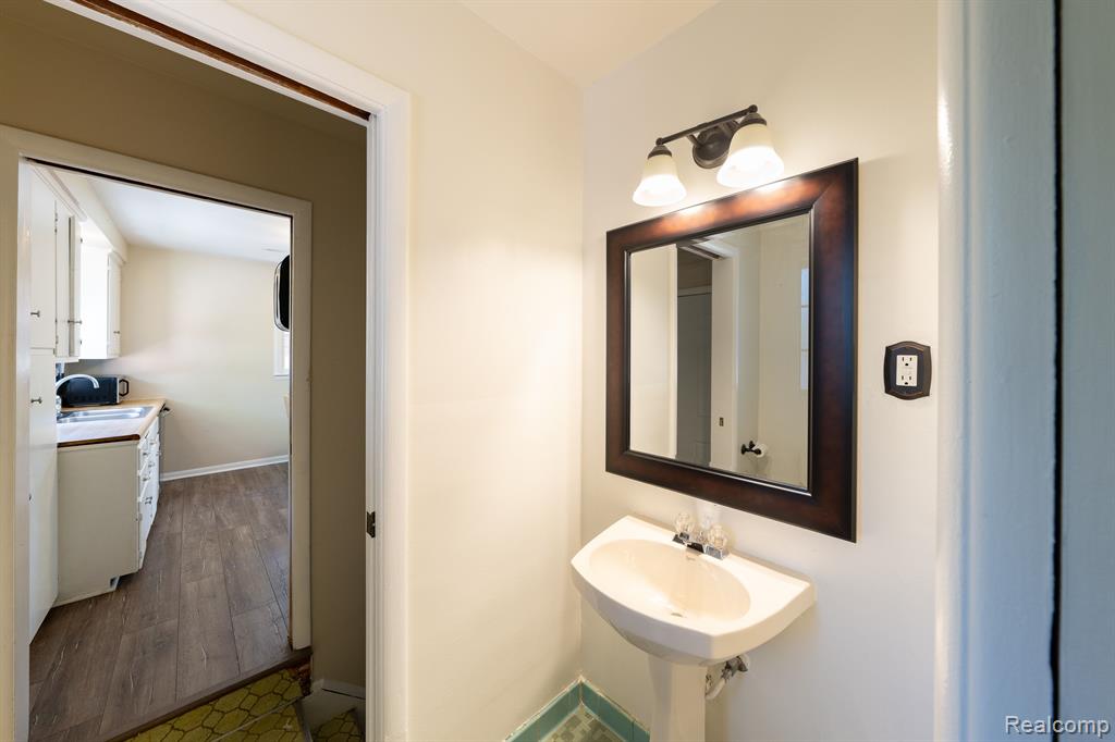 8614 GRAYFIELD Street, Dearborn Heights, MI 48127 — Photo 8