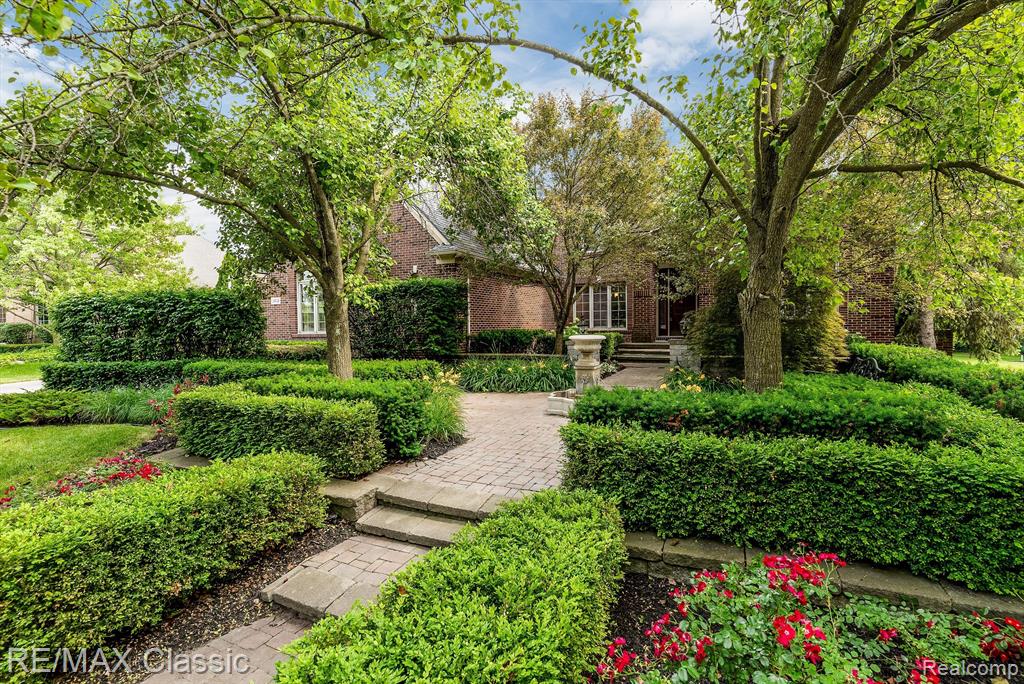 18416 CLAIRMONT Circle E, Northville, MI 48168 — Photo 2
