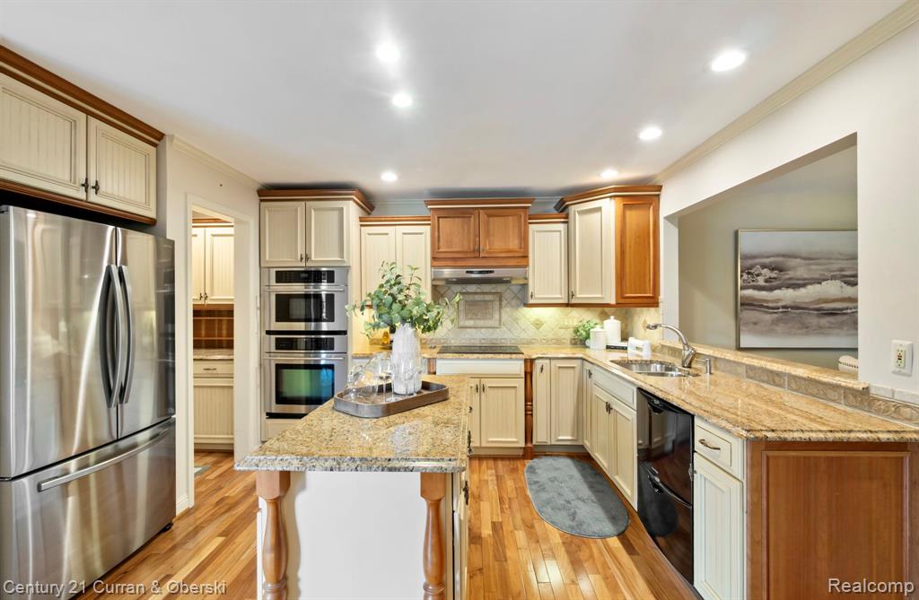 18215 Blue Heron Drive W, Northville, MI 48168 — Photo 10