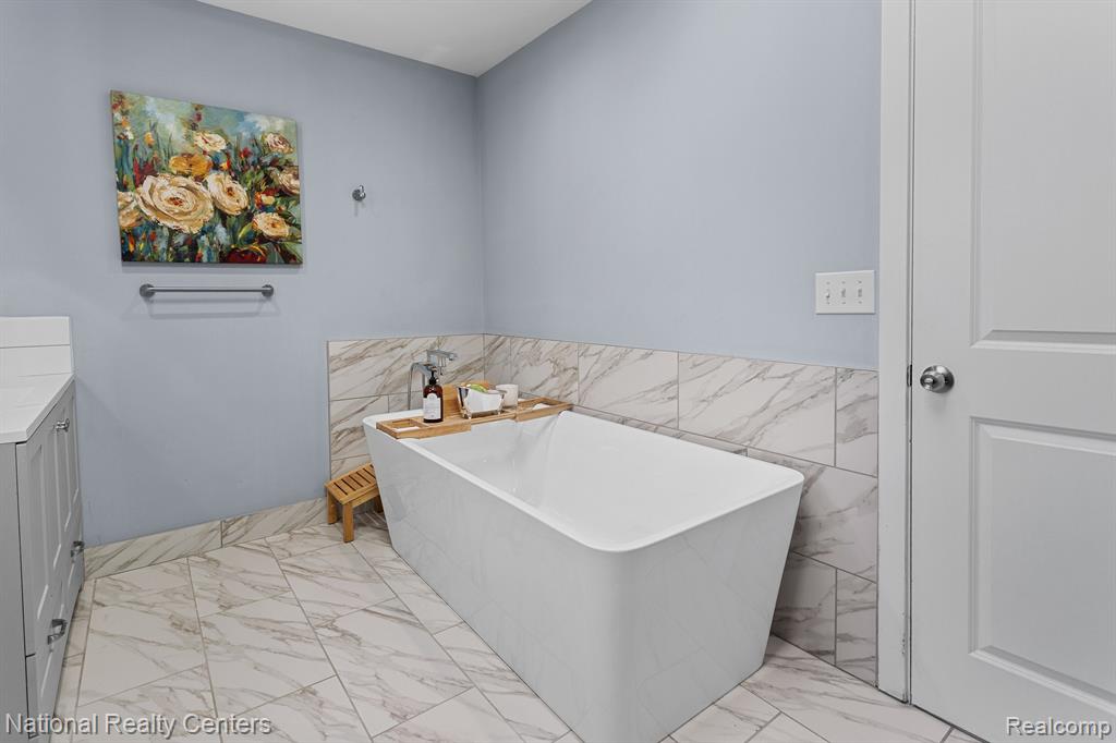3706 Lakeview Boulevard, Orchard Lake Village, MI 48324 — Photo 24