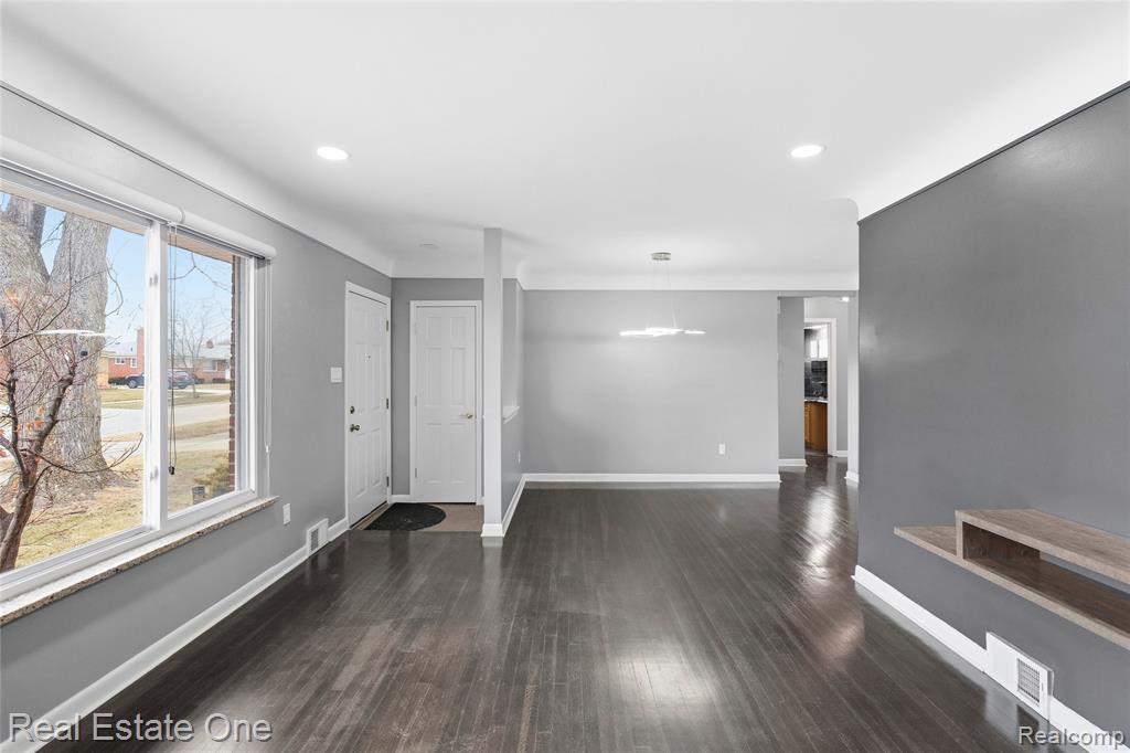 8528 Norborne Avenue, Dearborn Heights, MI 48127 — Photo 4