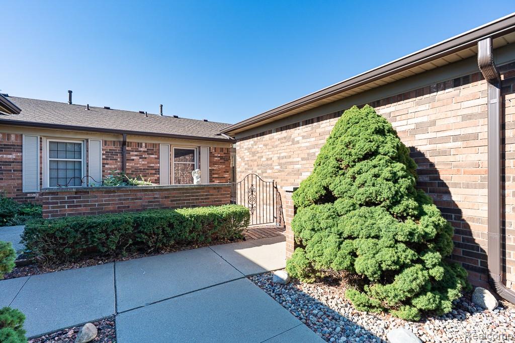 49414 Richmond Court, Shelby Twp, MI 48315 — Photo 2