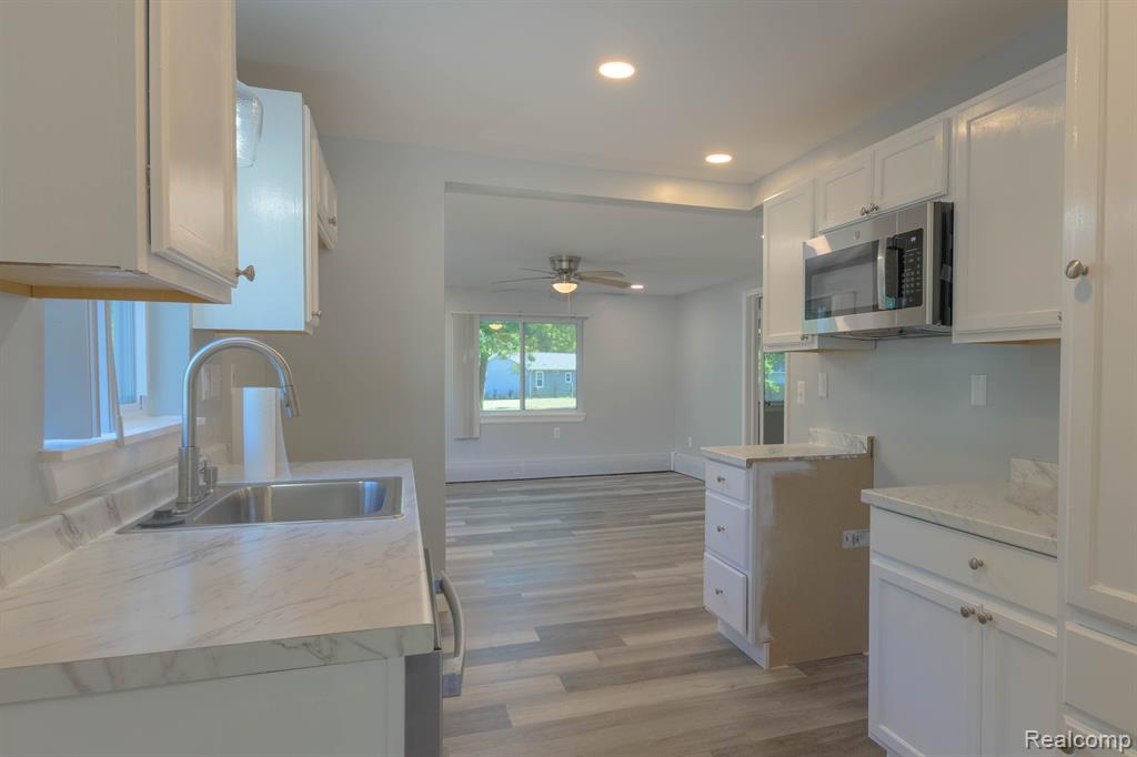 5733 CRESCENT Road, Waterford, MI 48327 — Photo 17