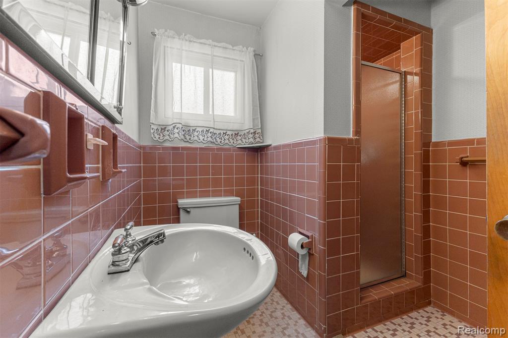 25429 Graceland Circle, Dearborn Heights, MI 48125 — Photo 15