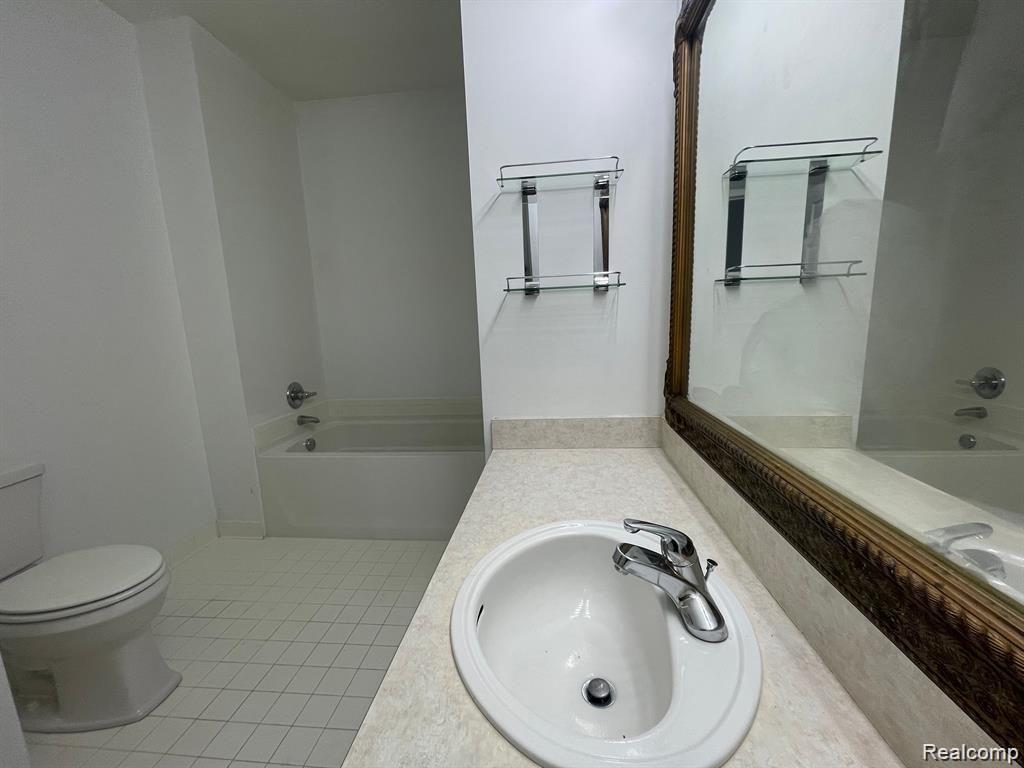 43270 PENDLETON Circle, Sterling Heights, MI 48313 — Photo 17