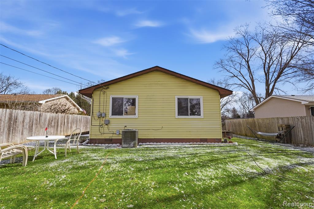 433 Haze, Pinckney, MI 48169 — Photo 16
