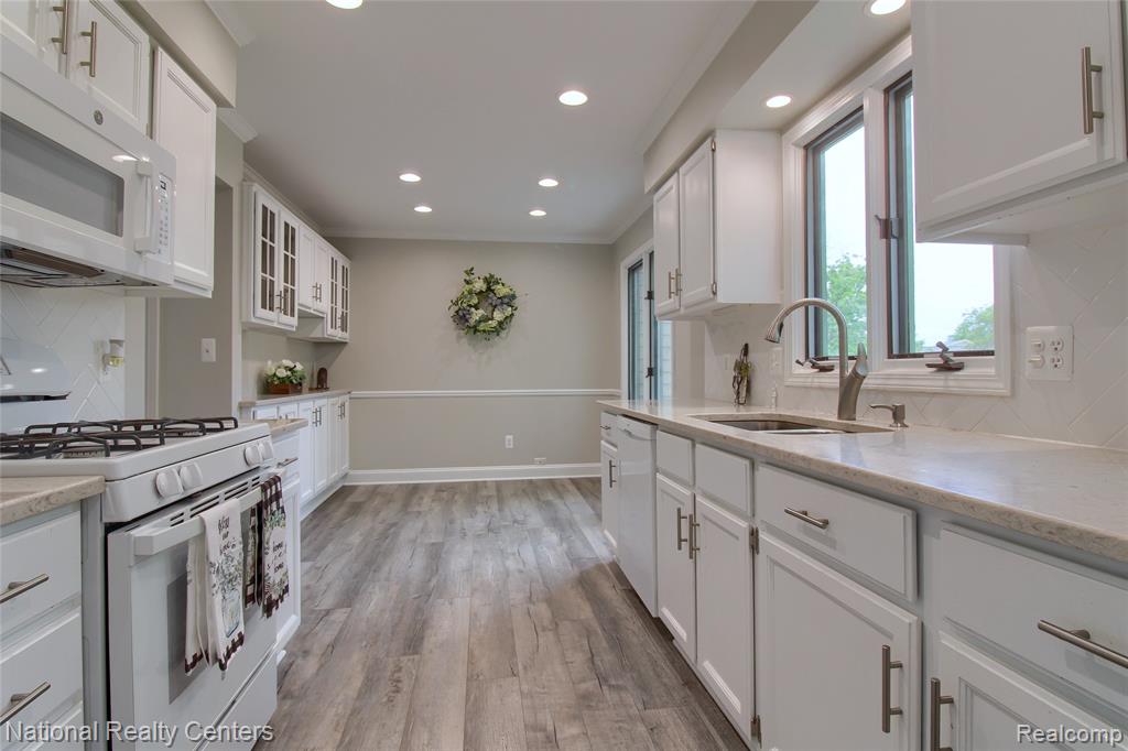 713 Woodcreek Circle, 26, Saline, MI 48176 — Photo 10
