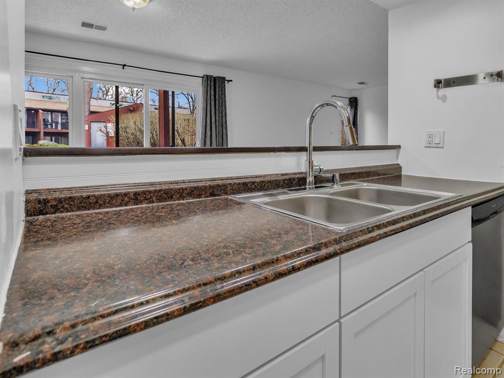 2401 PACKARD Street, 31D, Ann Arbor, MI 48104 — Photo 11