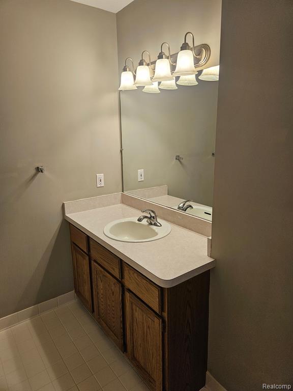 906 WHISPERWOOD Drive, Fenton, MI 48430 — Photo 16