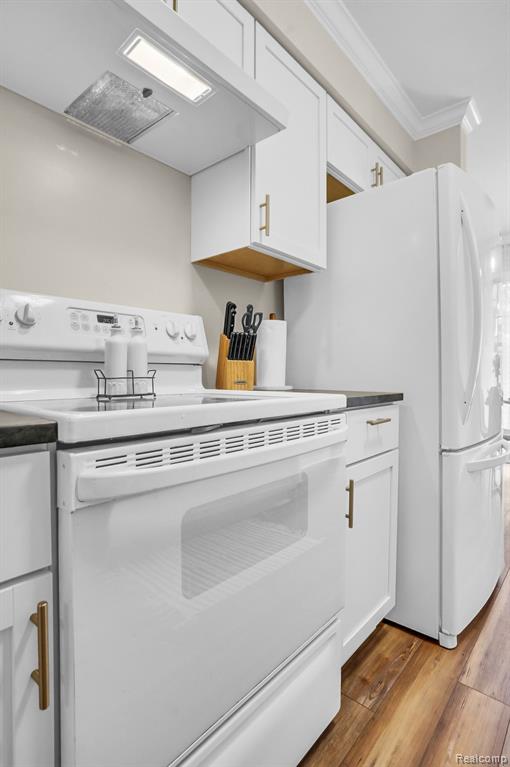 525 WINWOOD Circle, Walled Lake, MI 48390 — Photo 13