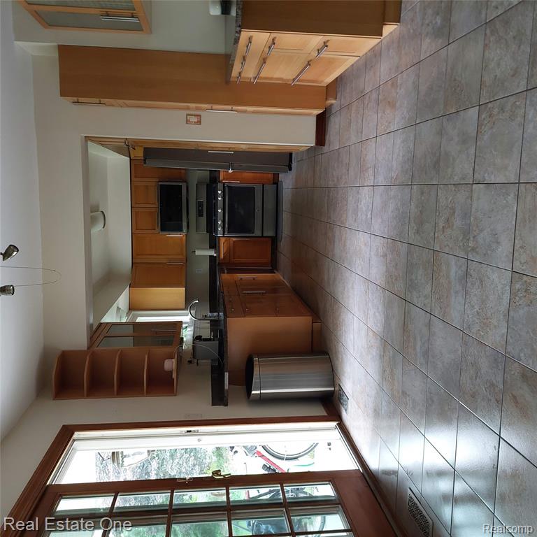 5208 Woodview Drive, Bloomfield Hills, MI 48302 — Photo 10