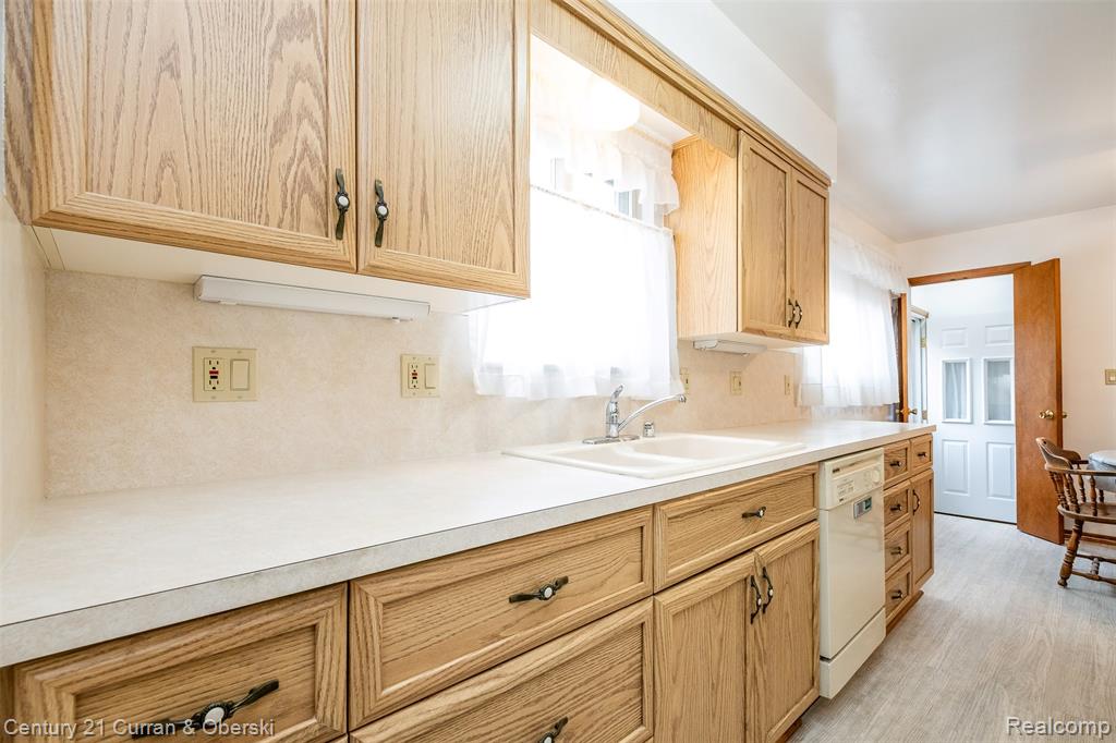 6216 Kinmore Street, Dearborn Heights, MI 48127 — Photo 9
