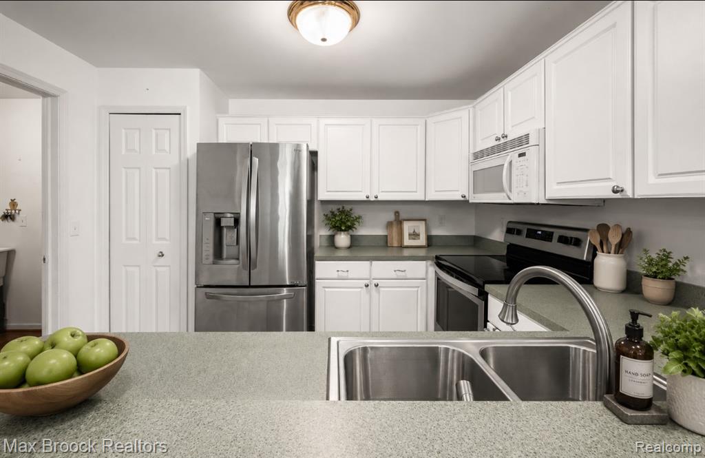 1102 Abigail Court, Walled Lake, MI 48390 — Photo 8