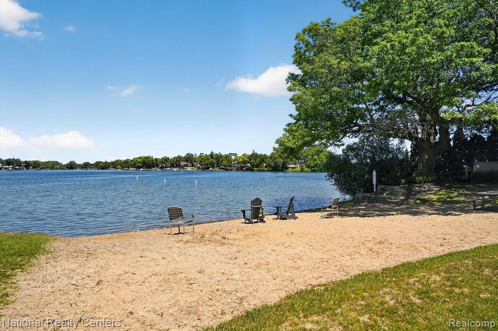 9326 Park Lane, Commerce Twp, MI 48382 — Photo 47