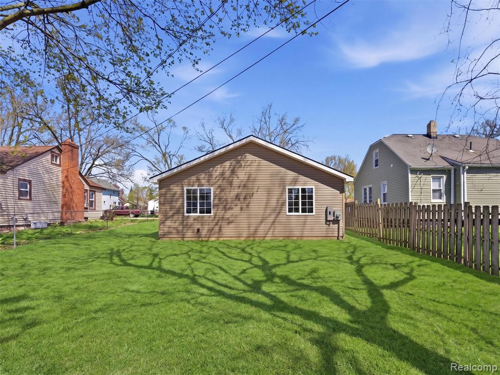1005 Lakeview Street, Waterford, MI 48328 — Photo 3