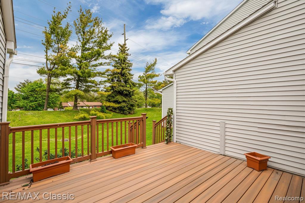 916 VILLAGE Way, South Lyon, MI 48178 — Photo 36