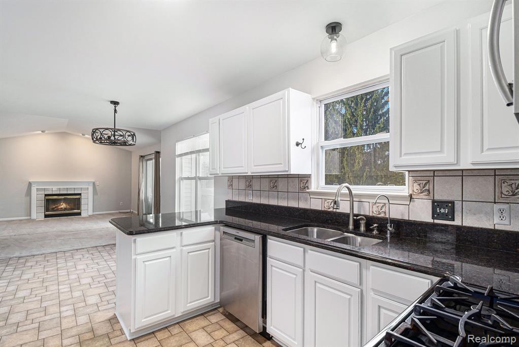 855 DRAKESHIRE Drive, Walled Lake, MI 48390 — Photo 13