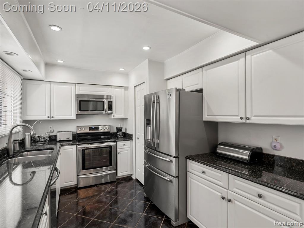 42881 Inverness Court, Northville, MI 48168 — Photo 8