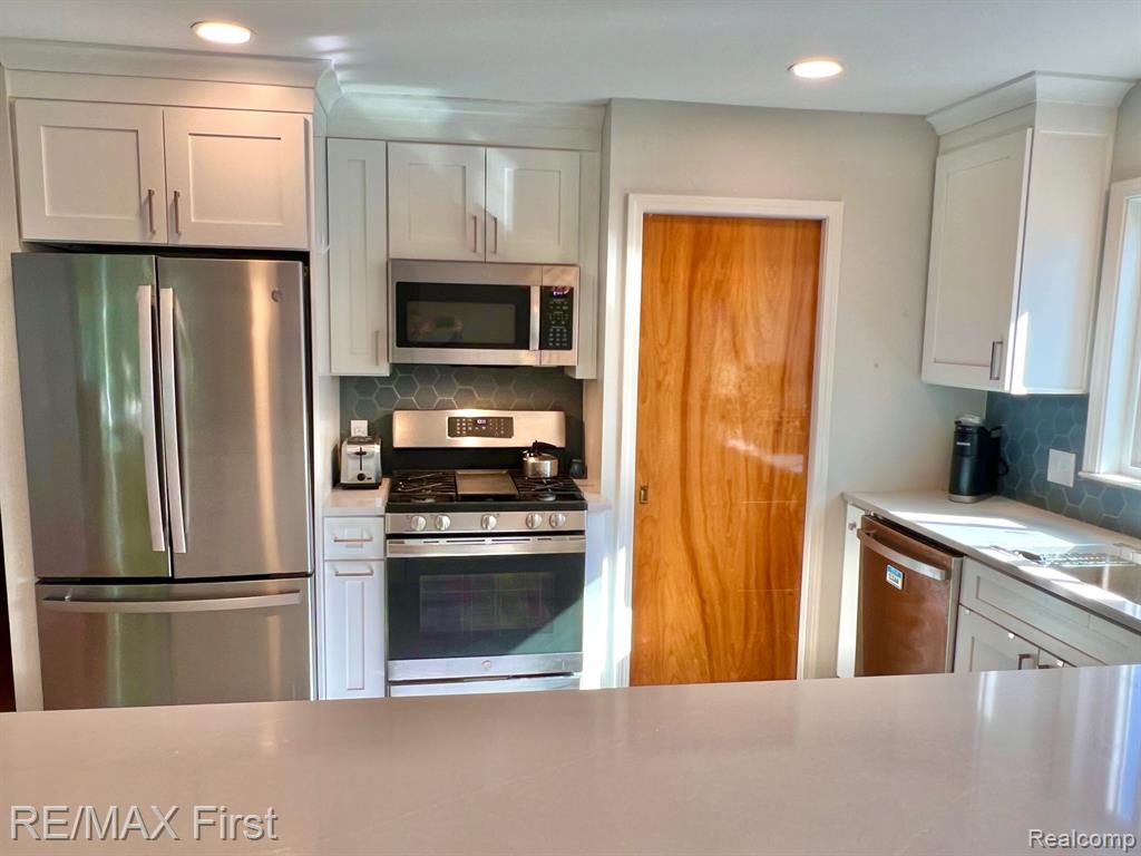 70 Knollwood Boulevard, Clawson, MI — Photo 11