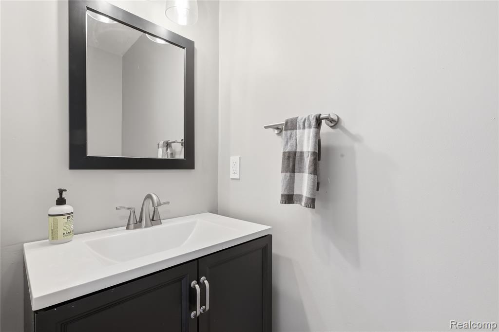 5736 Woodland View, Clarkston, MI — Photo 19