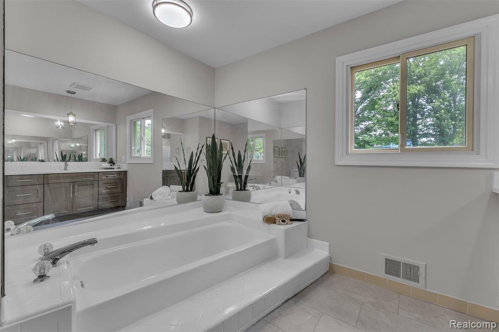 5310 Pond Bluff Drive, West Bloomfield, MI 48323 — Photo 46