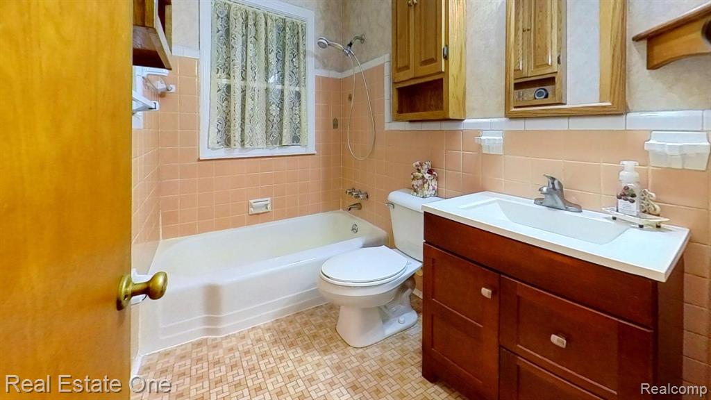 1938 Beverly Street, Sylvan Lake, MI 48320 — Photo 35