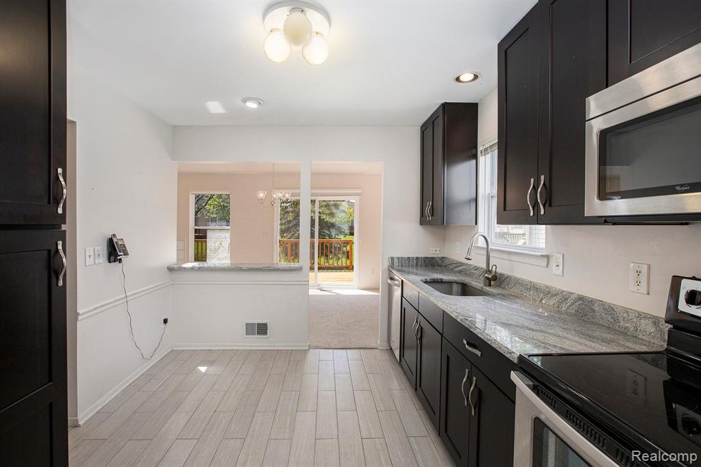 413 MULBERRY Drive, Commerce Twp, MI 48390 — Photo 15