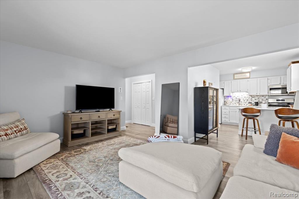 1611 Cass Lake Road, D, Keego Harbor, MI 48320 — Photo 5