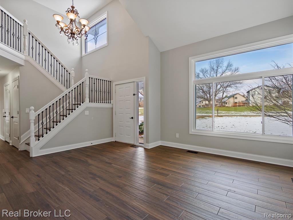 680 CRESCENT Court, Ortonville, MI 48462 — Photo 2