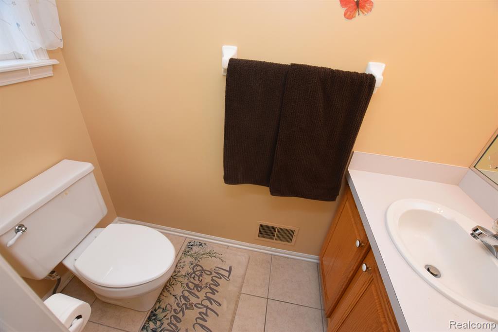 6018 COVERED WAGONS Trail, Flint, MI 48532 — Photo 17
