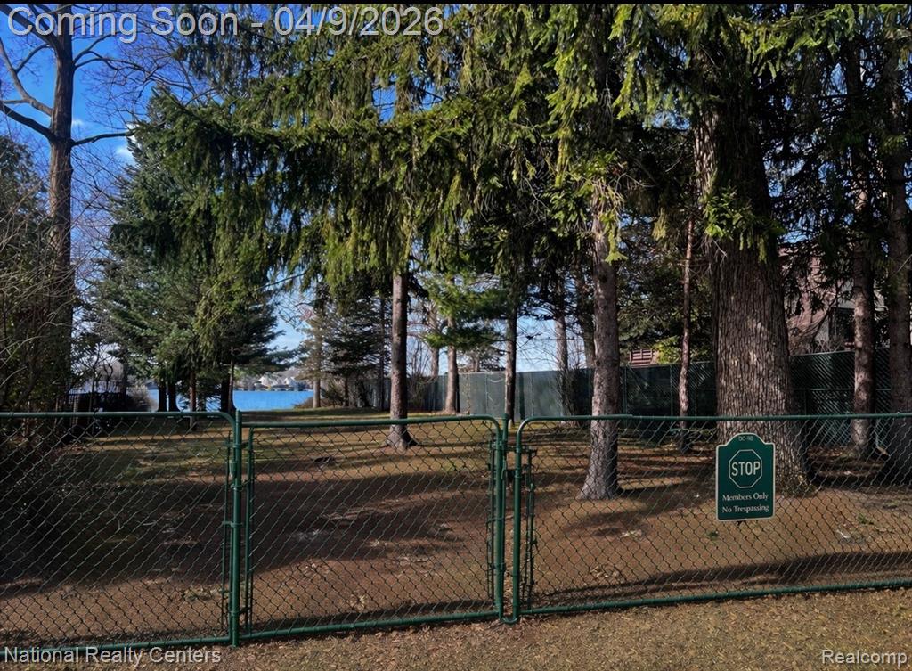 7010 Locklin Street, West Bloomfield, MI 48324 — Photo 27
