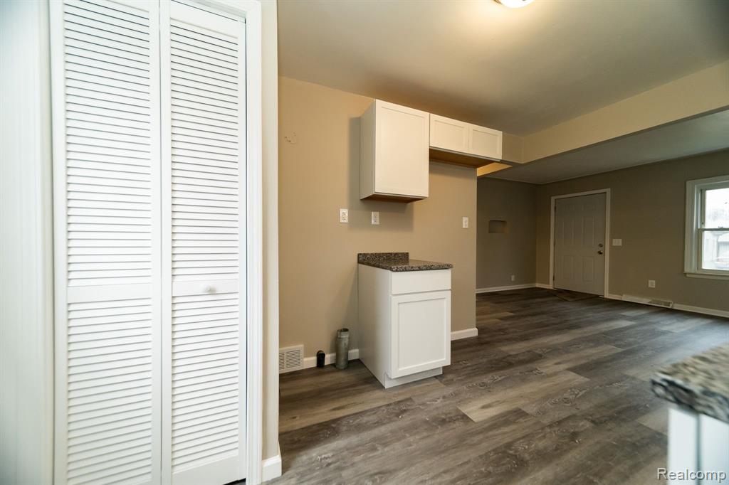 634 W HARWOOD Avenue, Madison Heights, MI 48071 — Photo 10