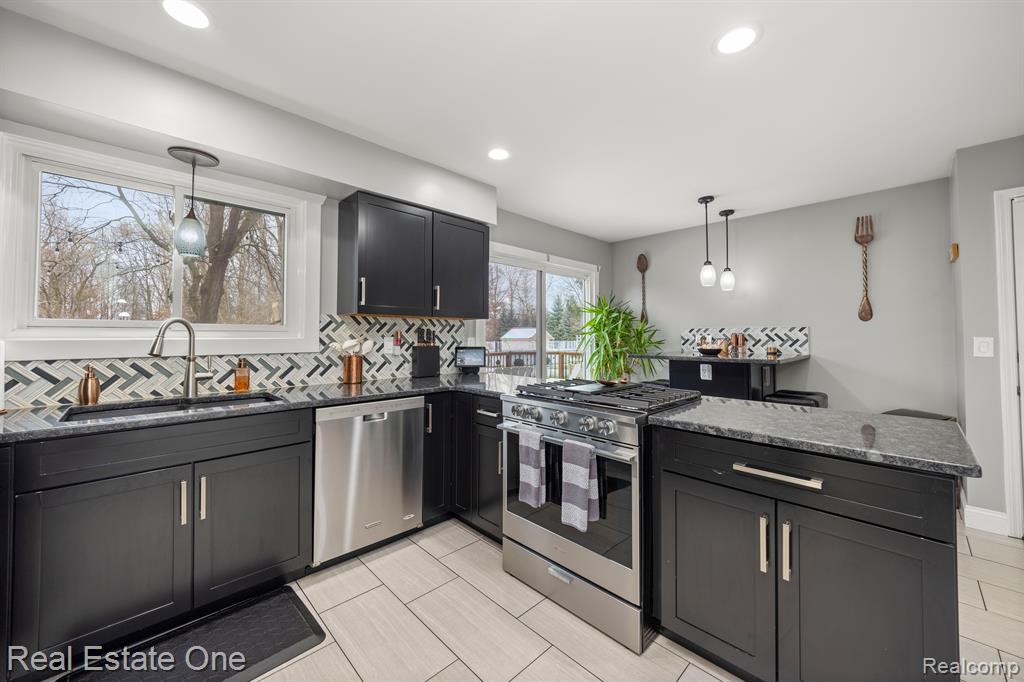4083 W MAPLE Road, Wixom, MI 48393 — Photo 18