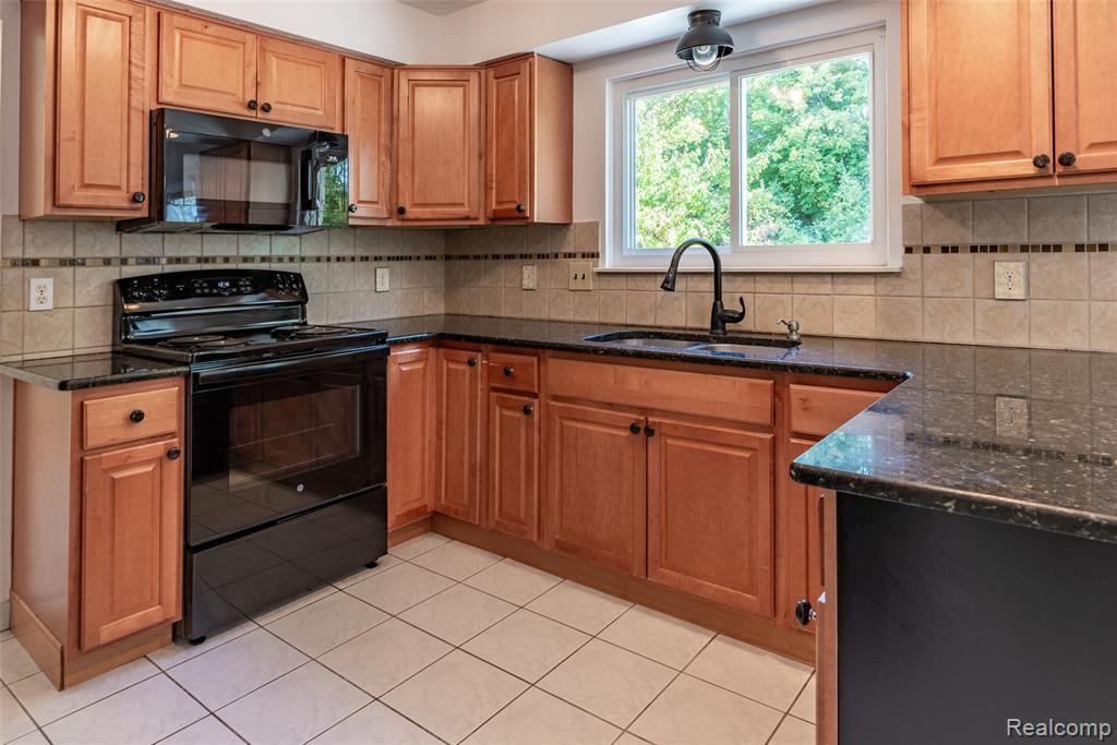 7337 Oak Tree Drive, West Bloomfield, MI — Photo 10